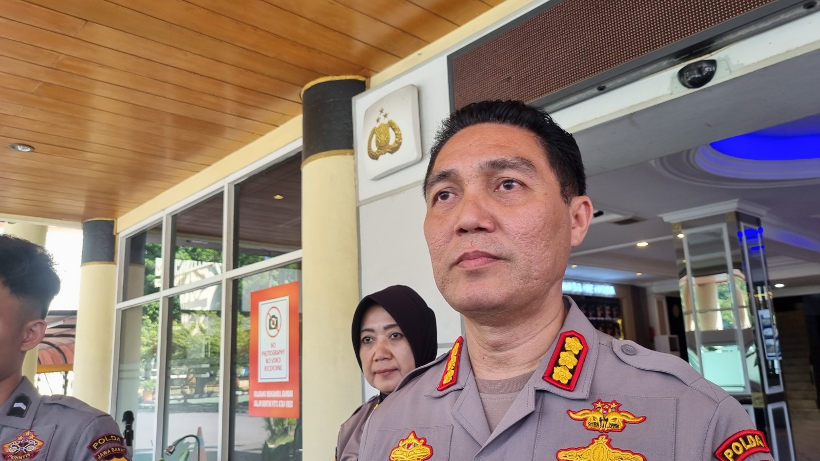 Polda Jabar Lakukan Evakuasi Korban Kecelakaan Bus Pariwasata di Ciater Subang