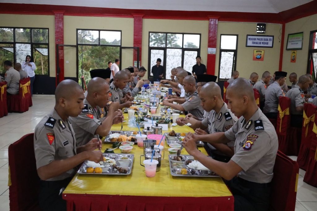 Kapolda Banten Gelar Buka Bersama dan Taraweh Keliling Dengan Siswa Angkatan 50 di SPN Polda Banten