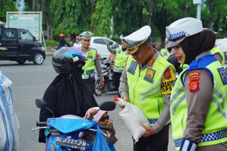 Dirlantas Polda Aceh Berbagi Takjil Berbuka kepada Pengendara di Bulan Ramadan 2024