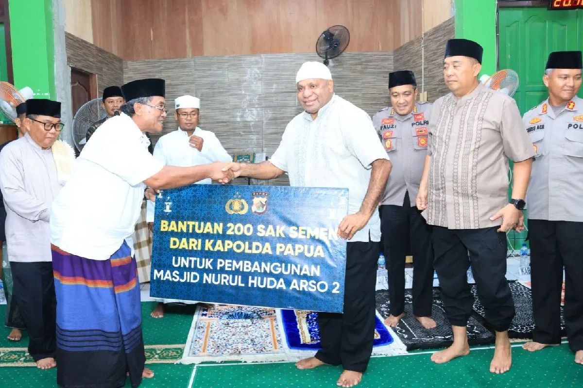 Safari Ramadan, Kapolda Papua Bagi-Bagi Bantuan di Masjid Nurul Huda Arso