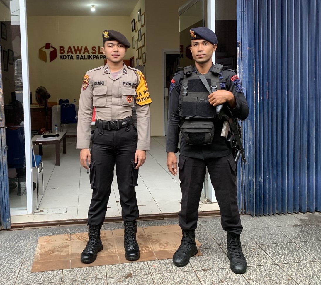 Personel Satgas OMB Polresta Balikpapan Gelar Pengamanan Kantor Bawaslu Pasca Pengumuman Hasil Suara