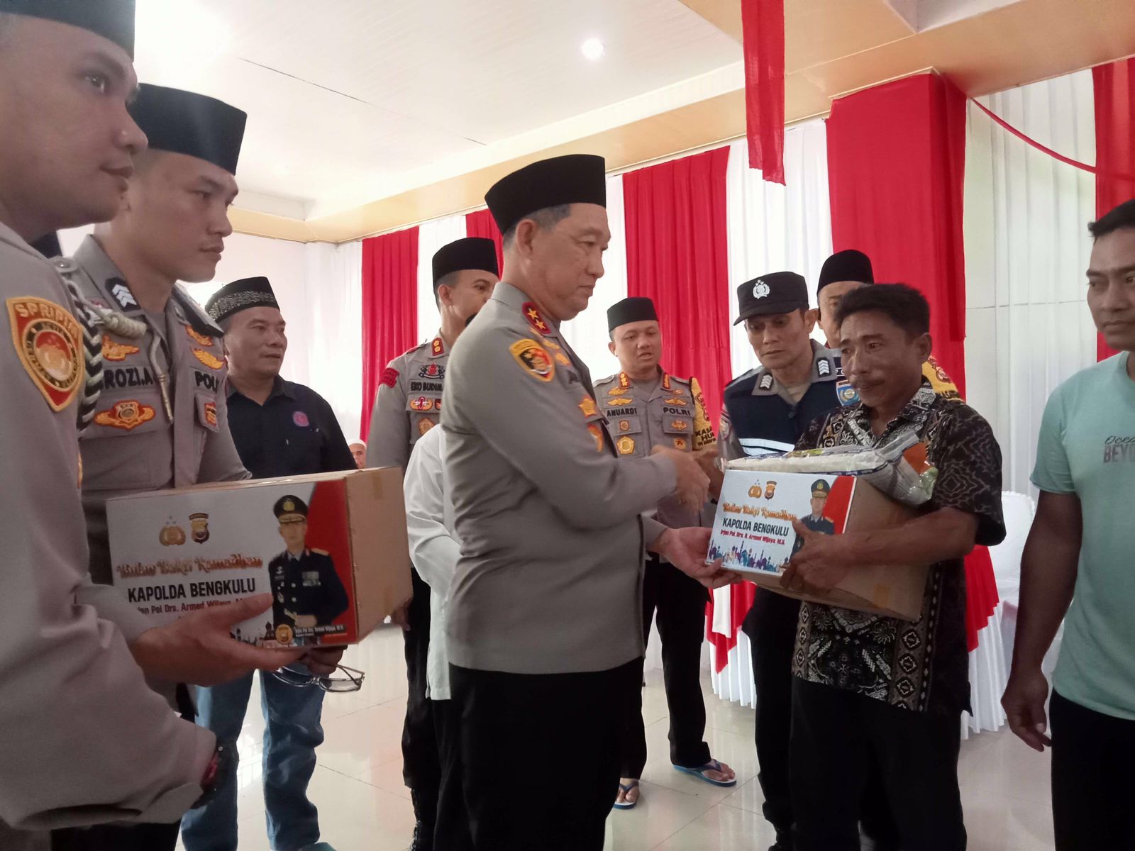 Kapolda Bengkulu Bagikan 100 Paket Sembako Untuk Masyarakat Kabupaten Kaur