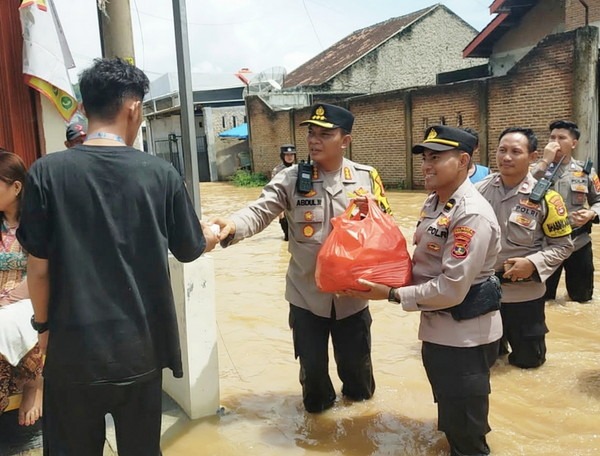 Polresta Bandar Lampung Bantu Korban Banjir