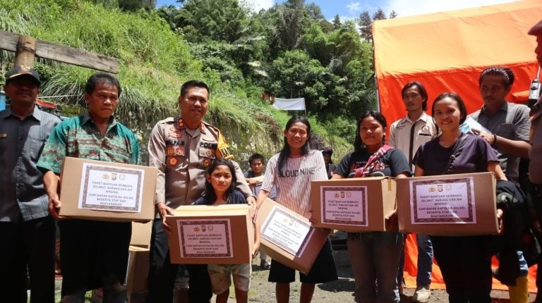 Polda Sulsel Salurkan Bantuan ke Korban Longsor di Tana Toraja