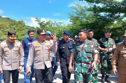 Kapolda Sulsel dan Pangdam Hasanuddin Terjun Langsung ke Lokasi Bencana Luwu di Pegunungan Latimojong