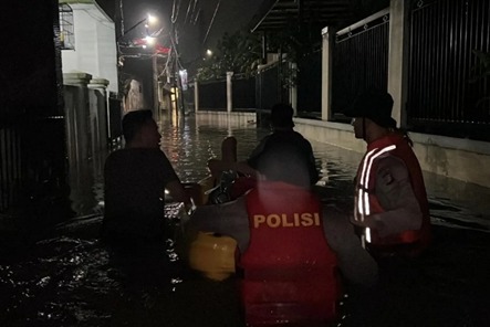 Polisi Lakukan Evakuasi Warga Terdampak Banjir di Ciracas