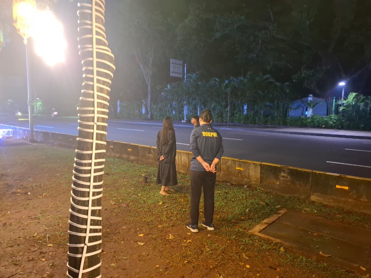 Wanita 20 Tahun Diduga Ingin Bunuh Diri di Depan Istana