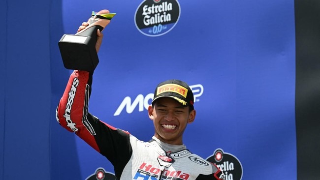 Pembalap Indonesia Veda Ega Pratama Bikin Bangga Asia usai Raih Podium di Moto3