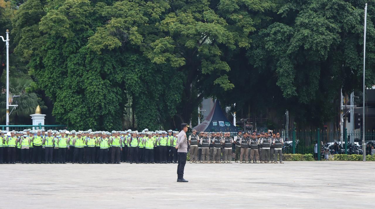 7.728 Personel Gabungan Disiagakan Amankan Pembagian Sembako dan Pasar Murah