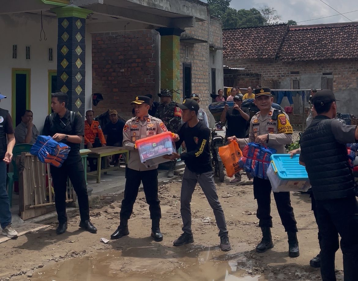 Polri Sigap Tangani Banjir Bandang dan Longsor di Manduriang, Oku Selatan