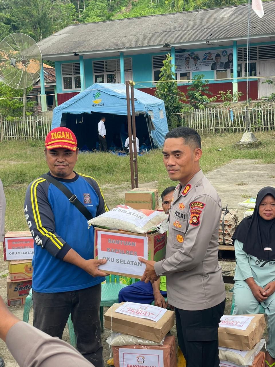 Polres OKU Selatan dan Bhayangkari Hadir di Tengah Korban Banjir