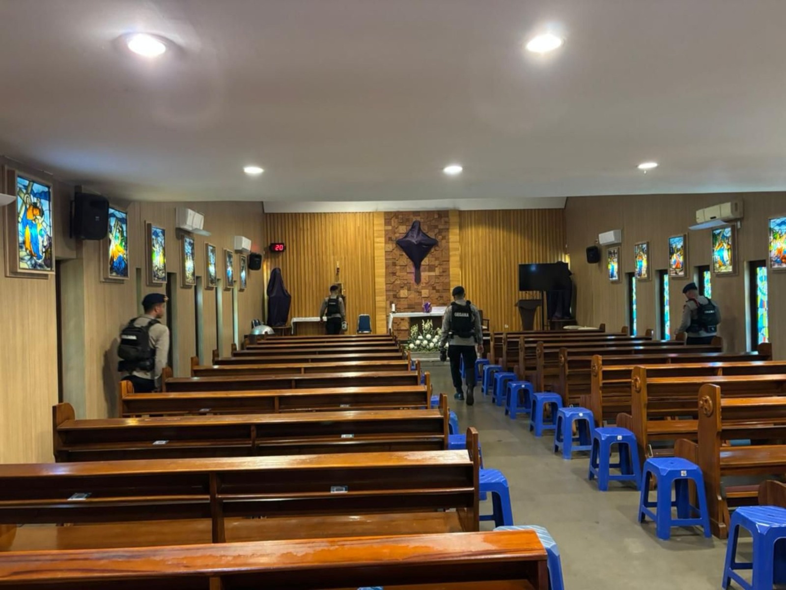 Brimob Polda Metro Melaksanakan Sterilisasi Gereja Pasca Perayaan Paskah.