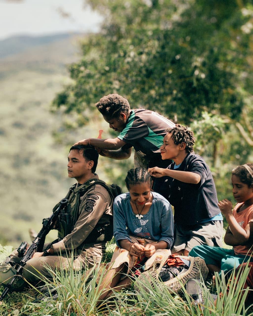 Satgas Damai Cartenz Hadir di Tengah Masyarakat, Pastikan Ibadah Berjalan Aman di Distrik Kiwirok