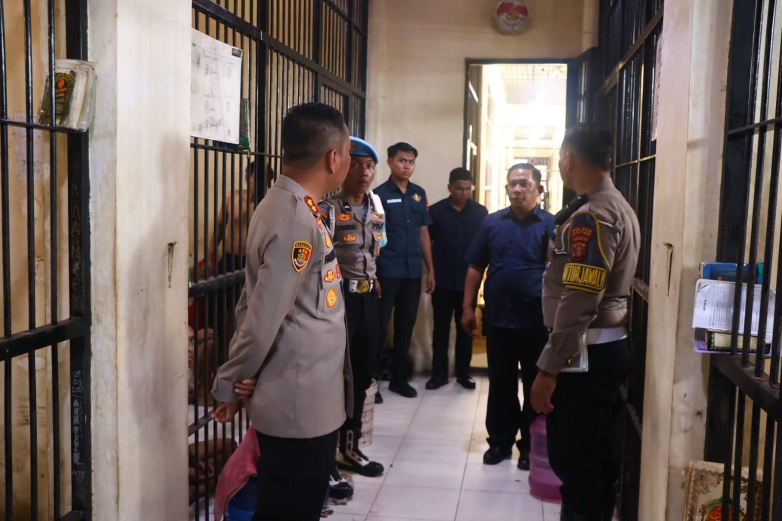 Kapolres Kutim Sidak Ruang Tahanan, Pastikan Keamanan Terjaga dan Aman