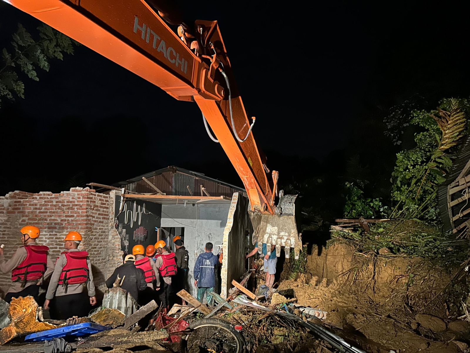 Brimob Turunkan Tim Cari Korban Banjir dan Longsor di Sembahe Deli Serdang