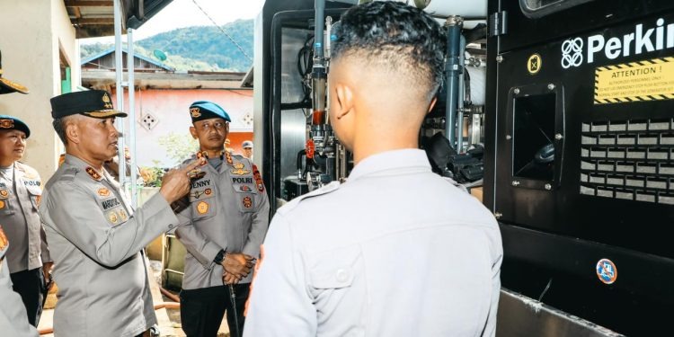 Kapolda Bengkulu Kunjungi Posko Darurat dan Serahkan Bantuan bagi Warga Terdampak Banjir–Longsor di Lebong