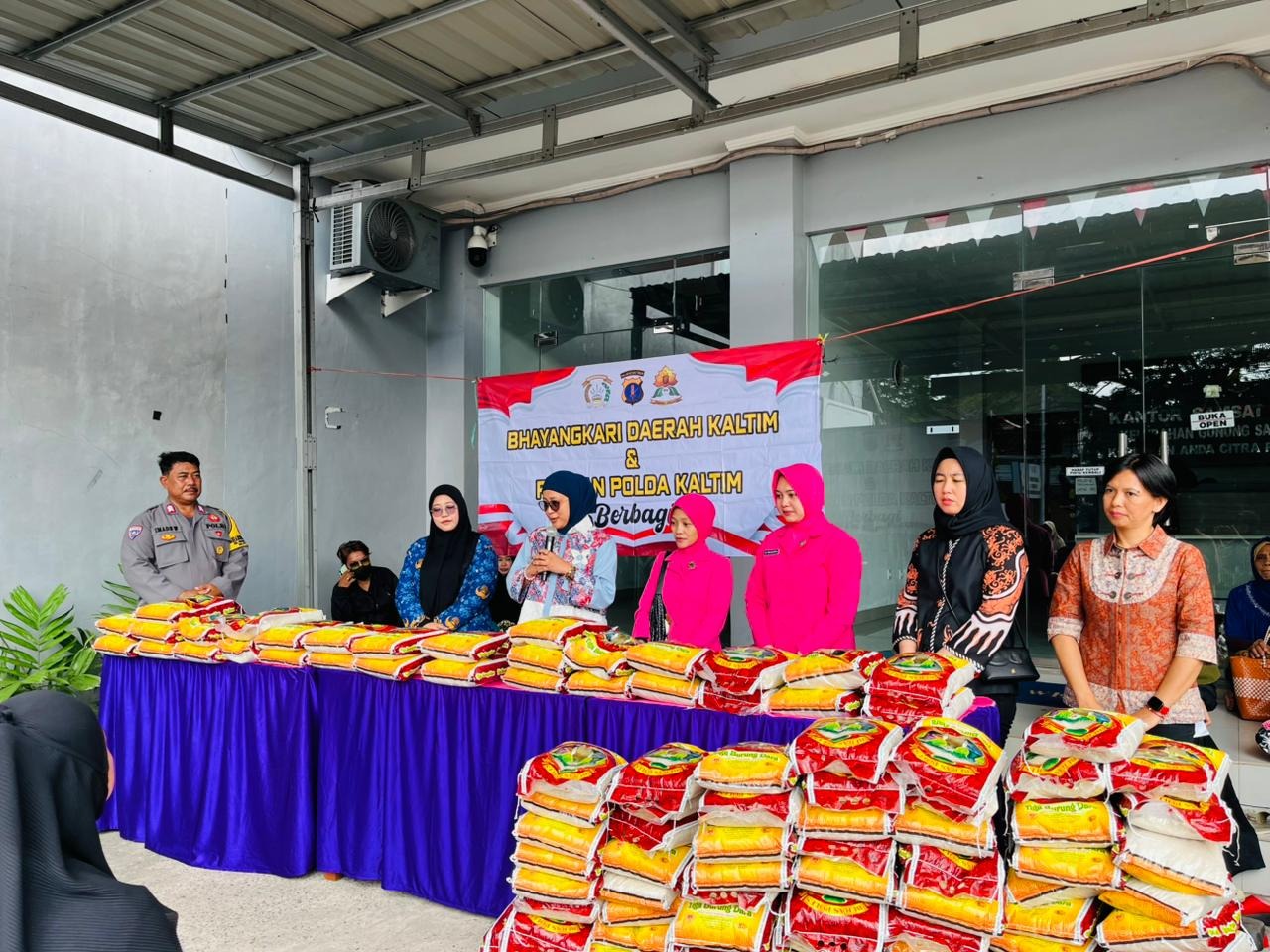 Polwan Polda Kaltim bersama Bhayangkari Salurkan Bansos untuk Masyarakat.