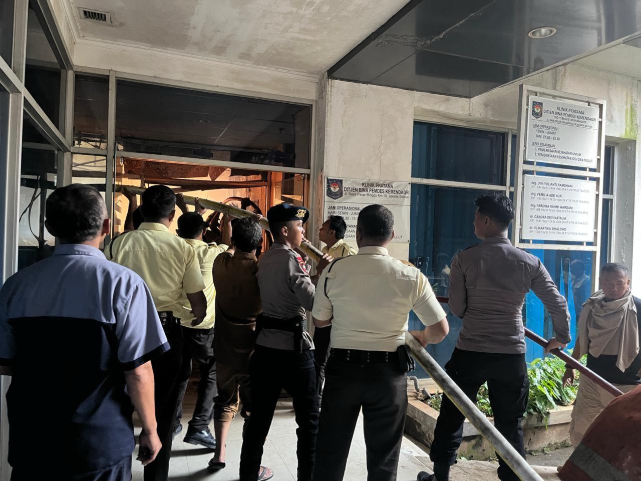 Brimob Metro Jaya Sigap Bantu Pemadaman Lokasi Kebakaran Gedung Kemendagri