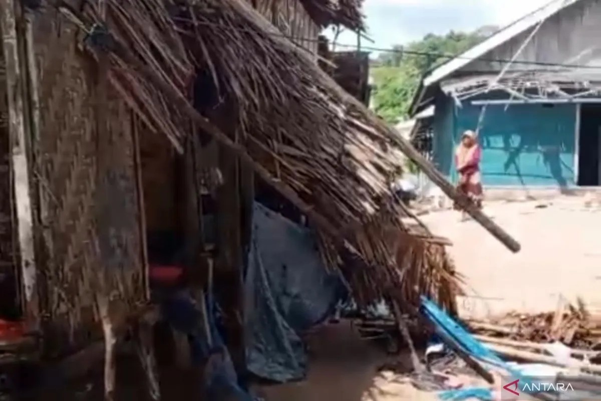 BNPB: Belasan Rumah Rusak Dihantam Gelombang Laut di Sulteng