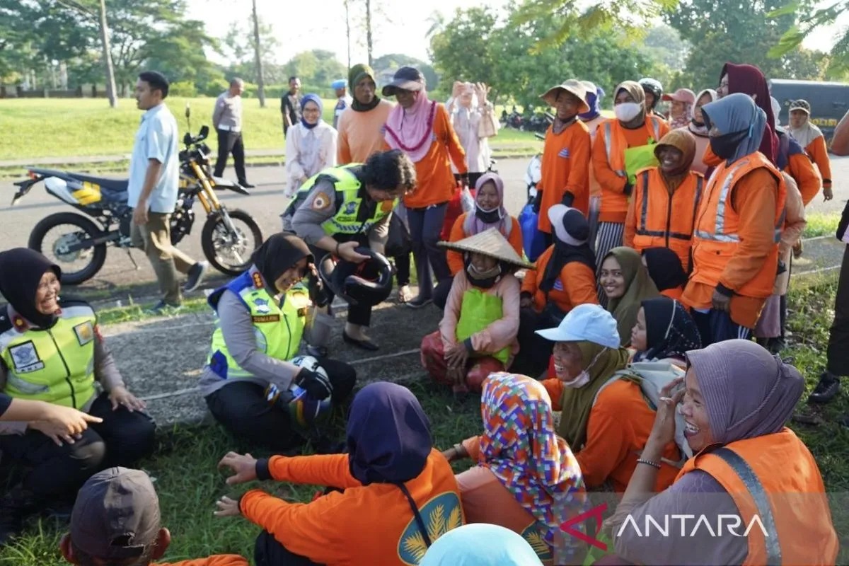 Polres Bekasi Beri Bansos ke Pekerja Informal Wanita dalam Rangka Hari Kartini
