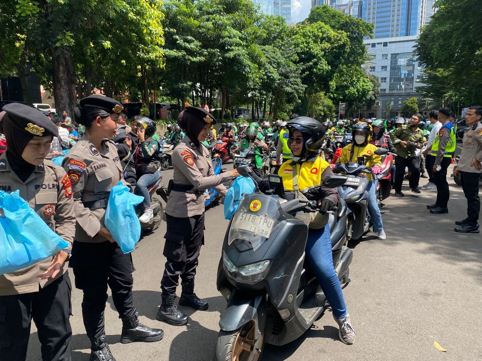 Polda Metro Jaya Gelar Jumat Peduli Paket Sembako untuk Pengemudi Ojol