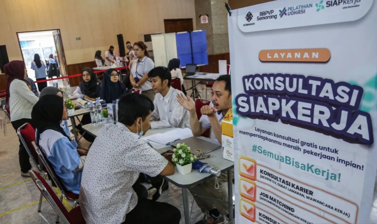 Menaker Ajak Lulusan Perguruan Tinggi Bekali Diri Hadapi AI