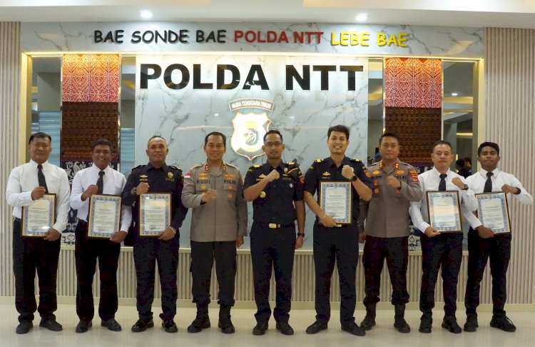 Berhasil Ungkap Kasus 11 Juta Rokok Ilegal di Perbatasan, Kapolda NTT Beri Penghargaan kepada Personel Polri dan Bea Cukai