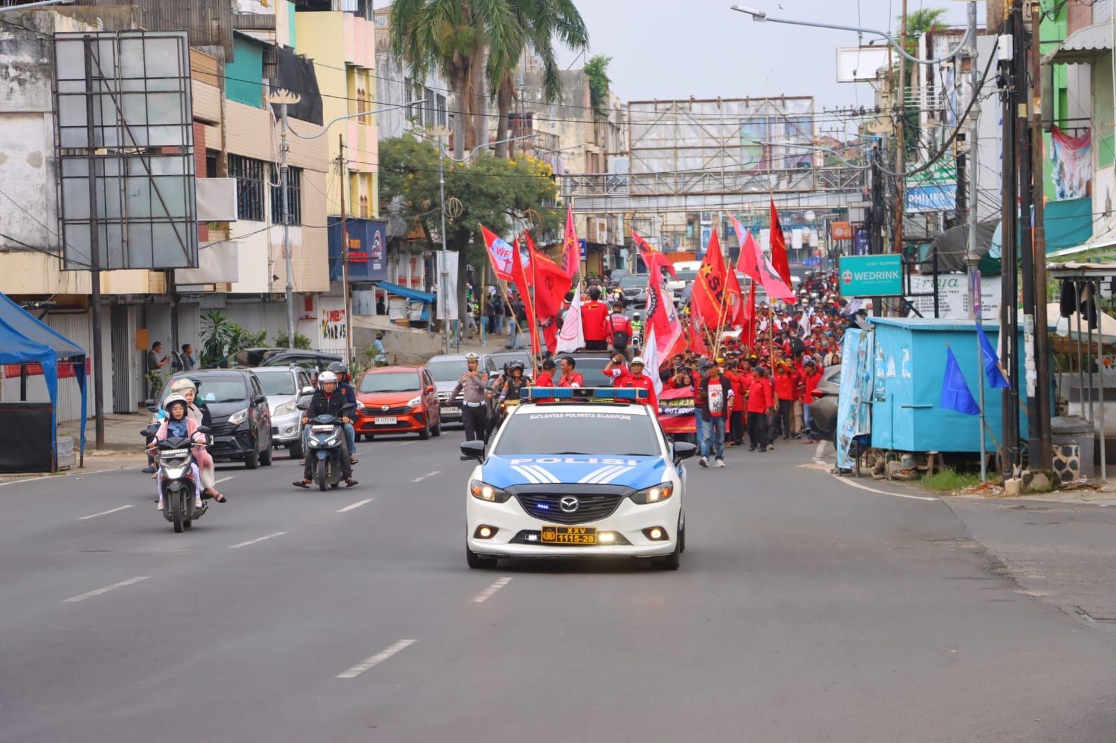 Polisi Kawal Longmarch Ratusan Buruh Saat May Day di Bandar Lampung