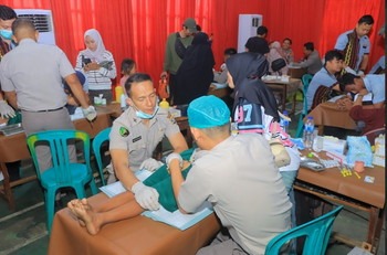 May Day di Lampung Diisi Aksi Sosial, Polisi Adakan Khitan Massal dan Salurkan Ratusan Paket Sembako