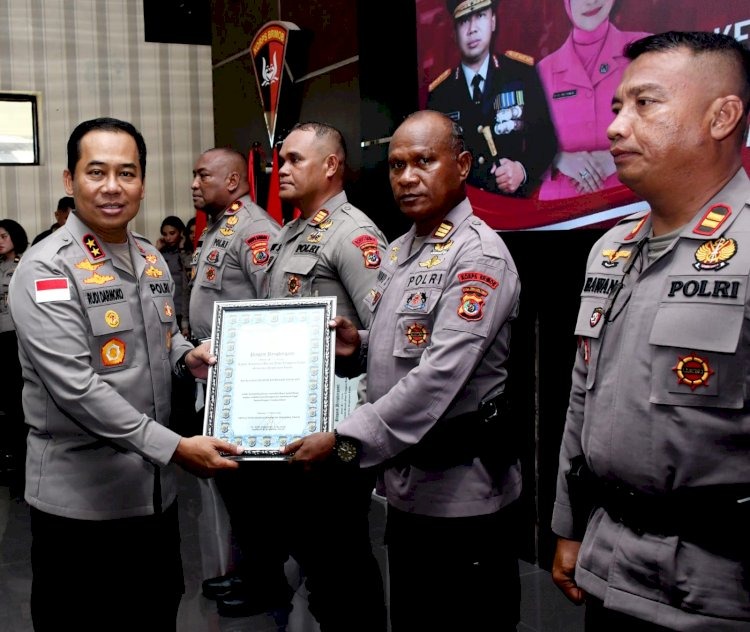 Kapolda NTT Apresiasi Empat Personel Brimob atas Kontribusi Pembangunan Jembatan di Wilayah NTT