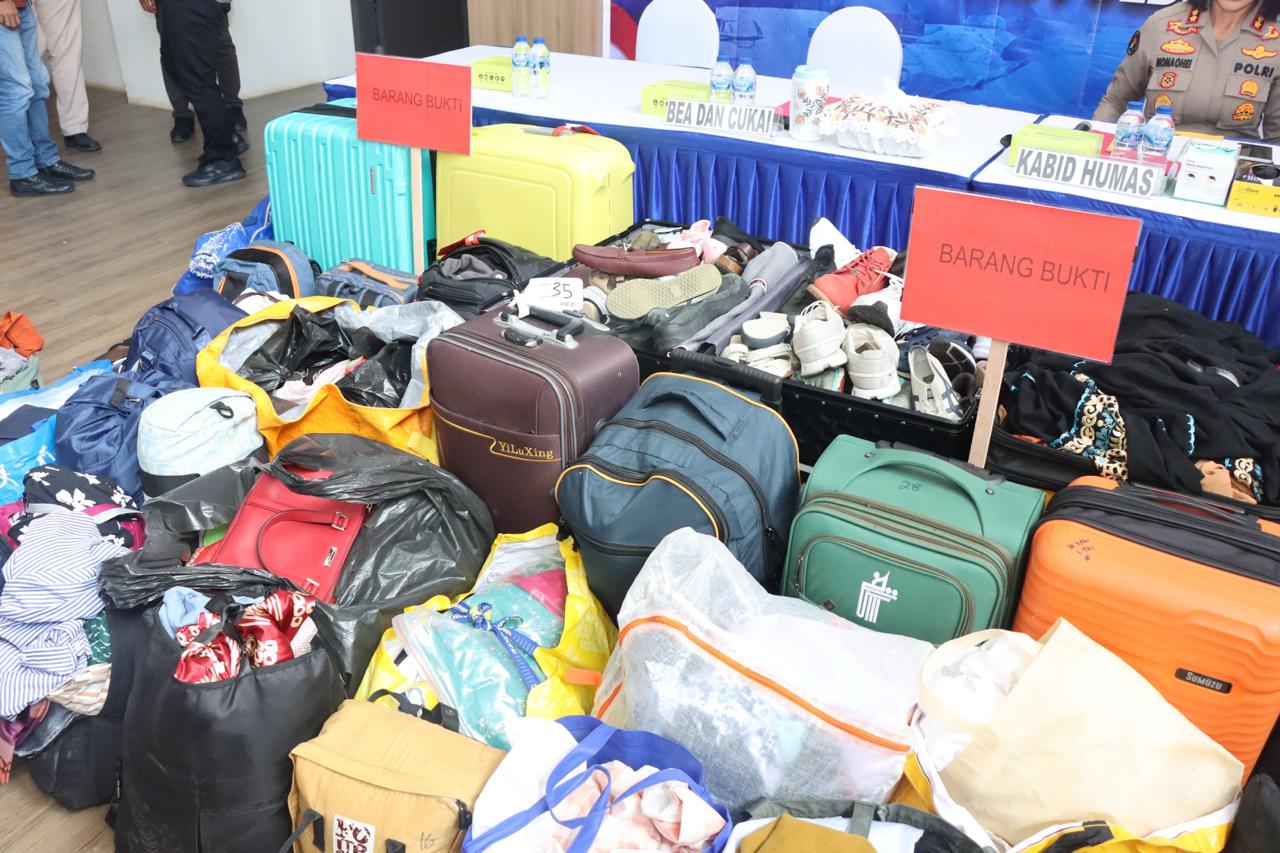 Ditreskrimsus Polda Kepri Ungkap Kasus Penyelundupan Barang Bekasi Impor Ilegal