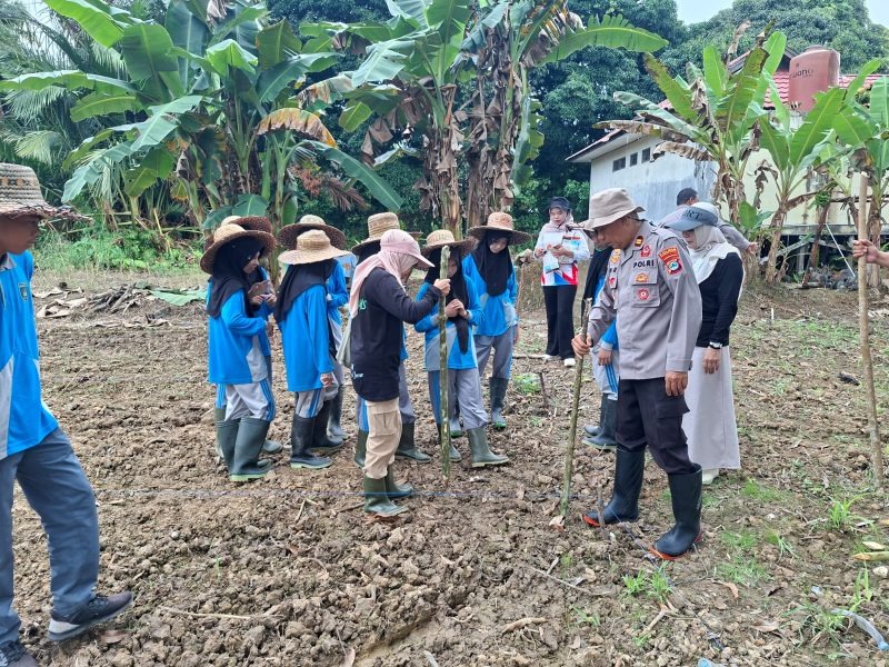 Polri Bersama SMKN 1 Banua Lawas Menugal Dukung Ketahanan Pangan