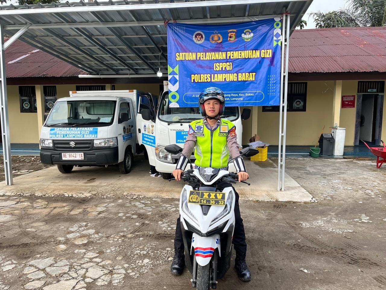 Pastikan Distribusi Tepat Waktu, Sat Lantas Polres Lampung Barat Kawal Mobil Makanan Bergizi Gratis