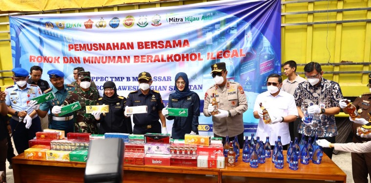 Kapolda Sulsel Bersama Kanwil DJBC Sulbagsel Musnahan Rokok dan Minumam Beralkohol Ilegal