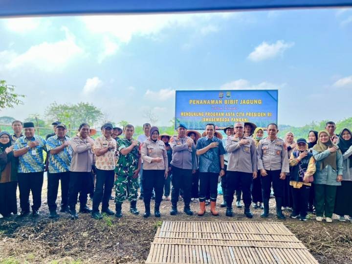 Polisi Bersama Pemkot Tangerang dan Petani Perkuat Ketahanan Pangan dengan Tanam Jagung