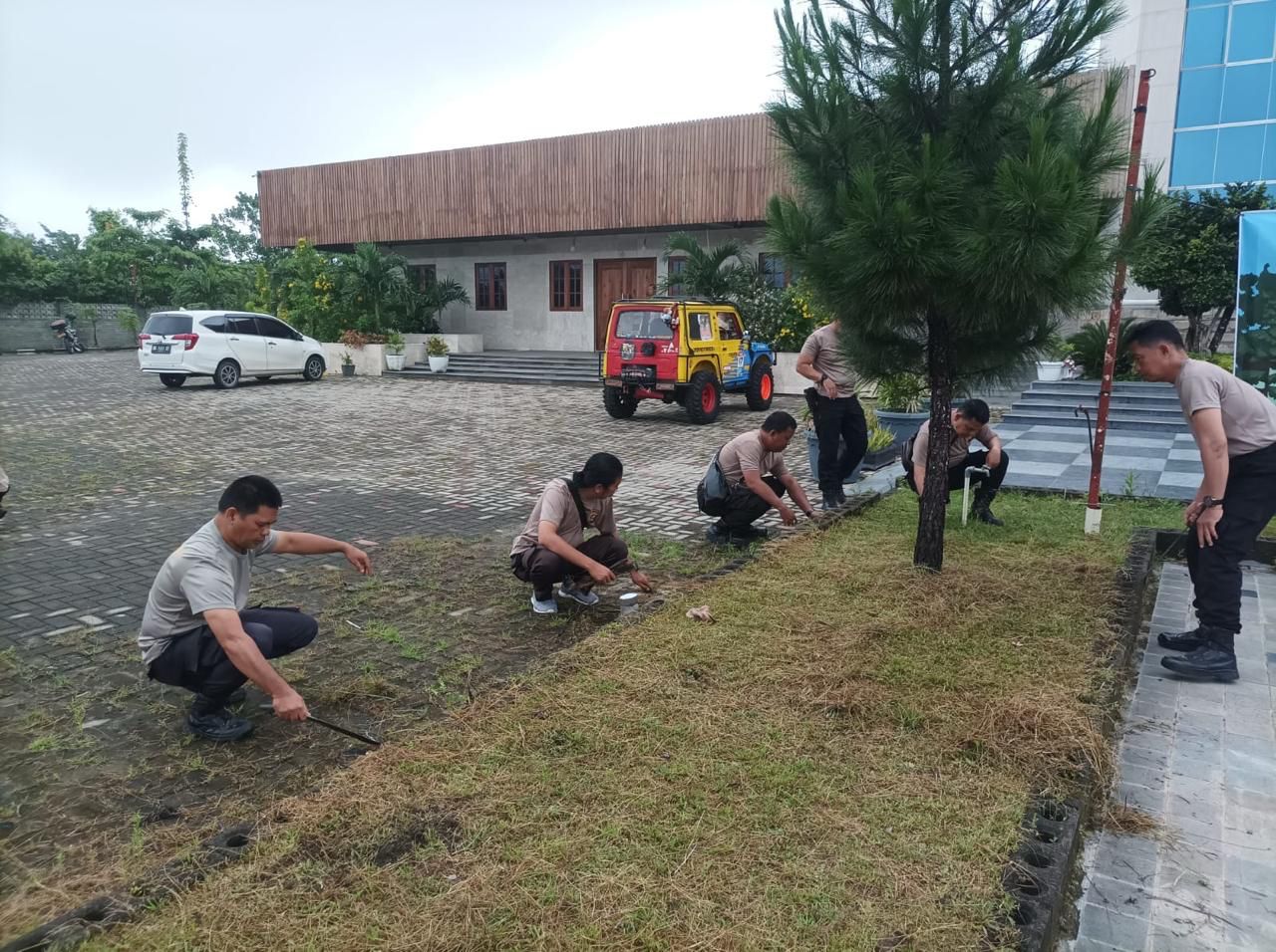 Polres Prabumulih Gelar Aksi Bersih Lingkungan di Vihara Prajna Maitreya