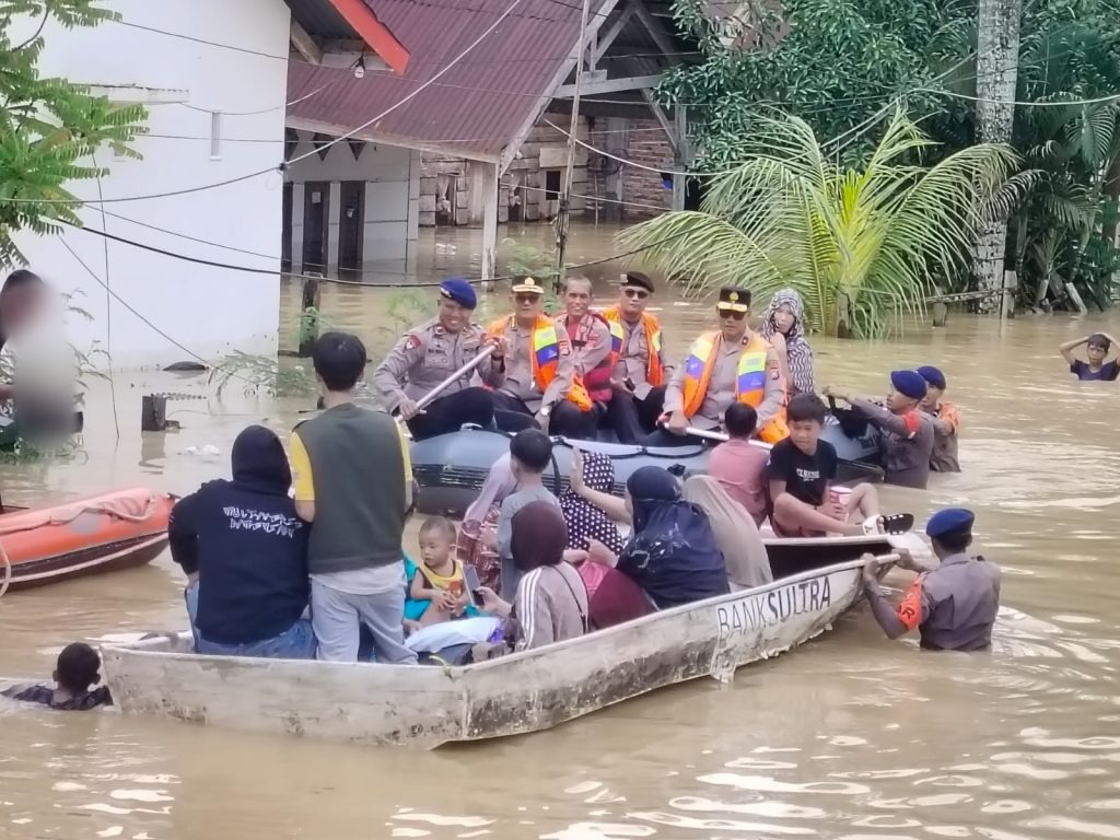 Wakapolda Sultra Pantau Langsung Kondisi Banjir di Kali Wanggu dan Distribusi Bantuan Warga