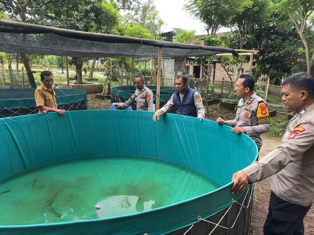 Bhabinkamtibmas dan Sat Binmas Pesawaran Tinjau Lokasi Program Ketahanan Pangan di Desa Sungai Langka