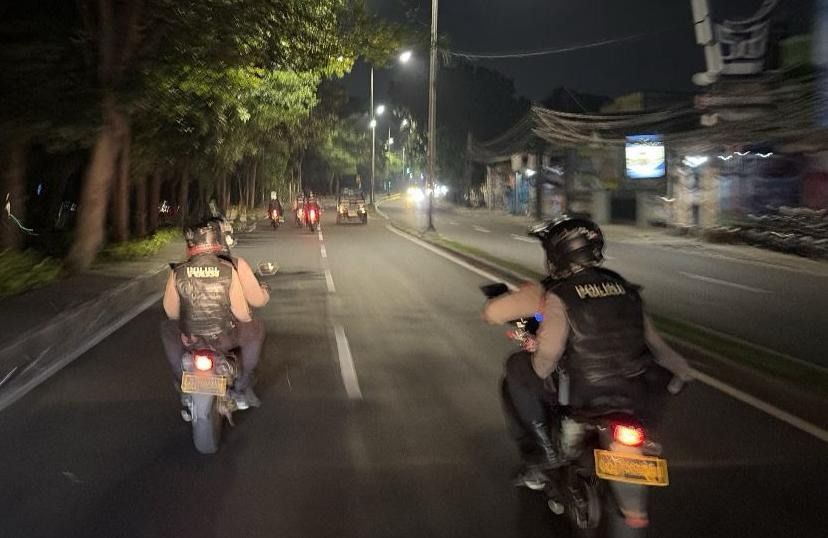 Patroli Ditsamapta Polda Metro Amankan Pemuda Bawa Golok di Jakbar