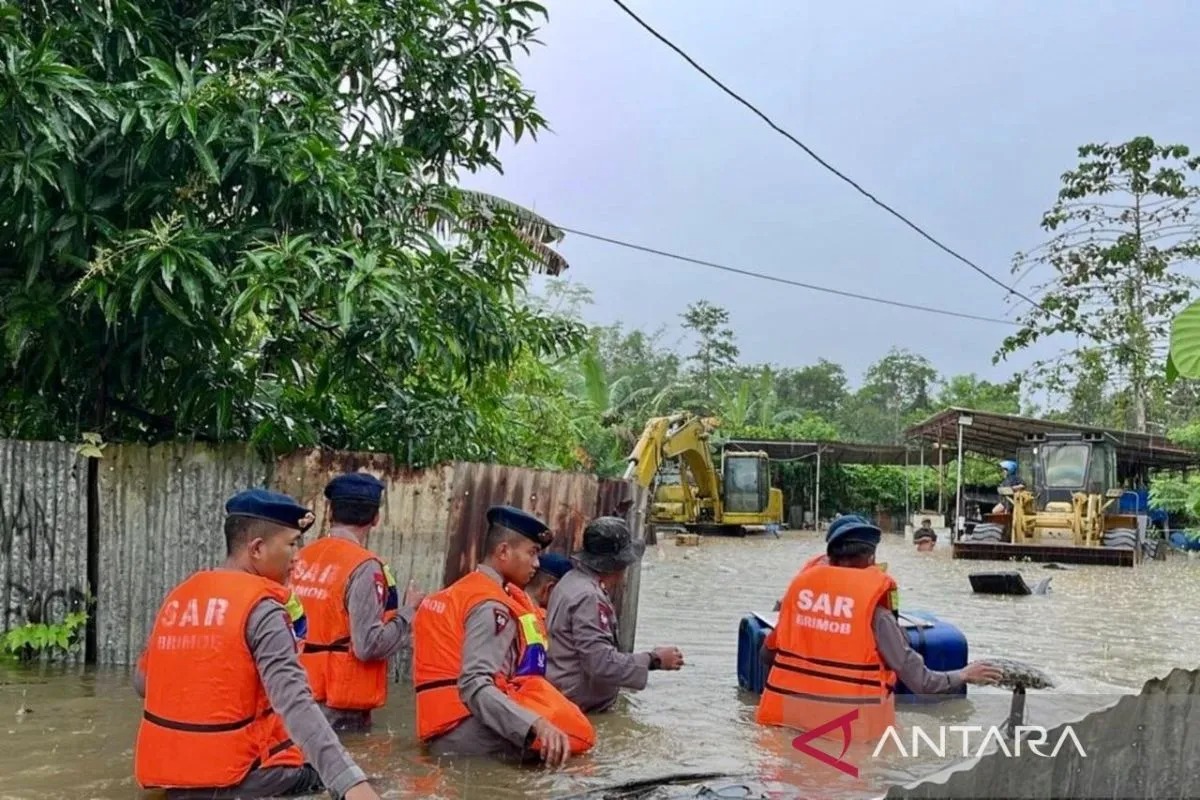 Brimob Polda Sultra Kerahkan 25 Personel, Bantu Evakuasi Warga Terdampak Banjir