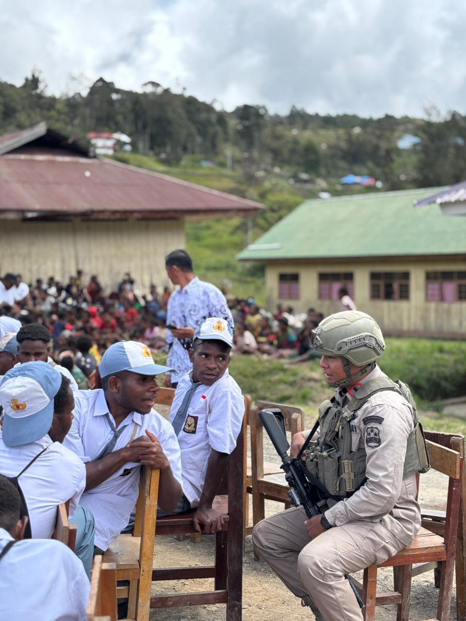 Satgas Damai Cartenz Tanamkan Semangat Belajar kepada Pelajar di Distrik Sinak