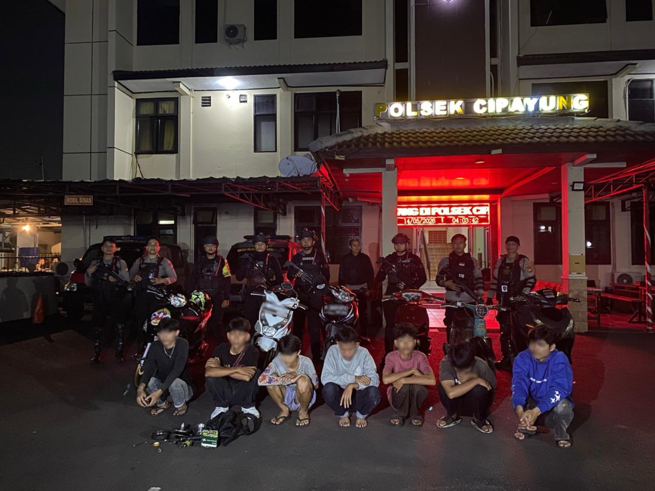 Brimob Metro Jaya Bubarkan Balap Liar di Jalan Taman Mini