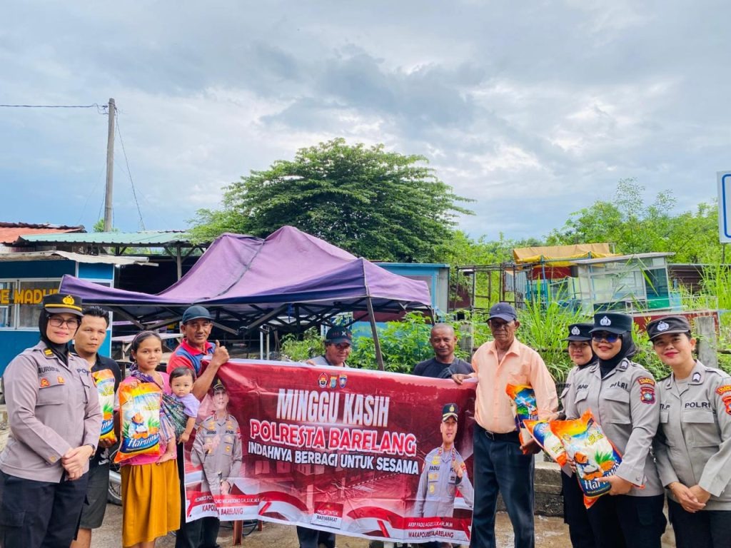Polwan Polresta Barelang Gelar Kegiatan Minggu Kasih dengan Membagikan Bingkisan kepada Masyarakat di Tanjung Uma