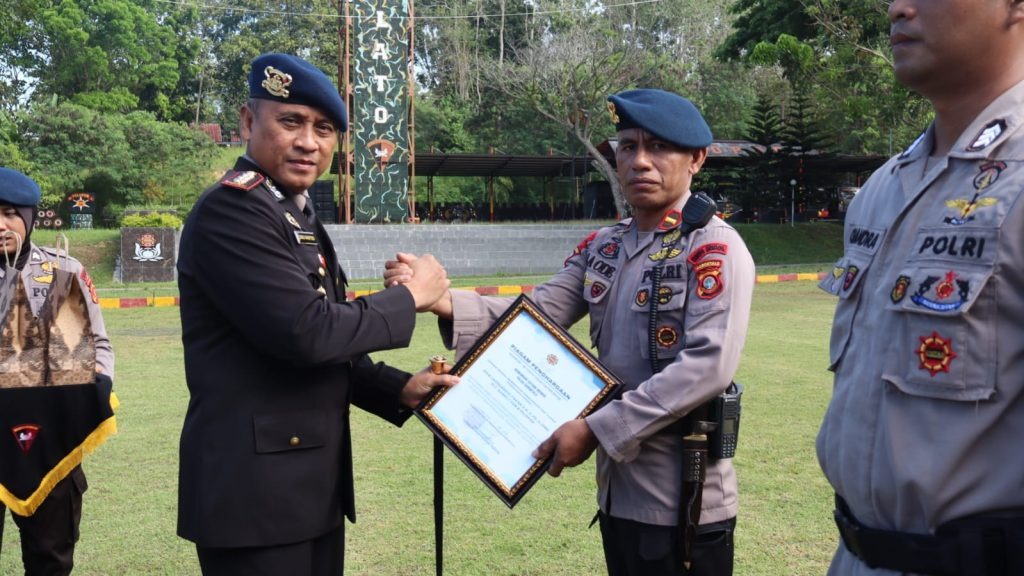 Satbrimob Polda Gorontalo Berikan Penghargaan Kepada 36 Personel Berprestasi Atas Dedikasi Dalam Pembangunan Jembatan Molalahu