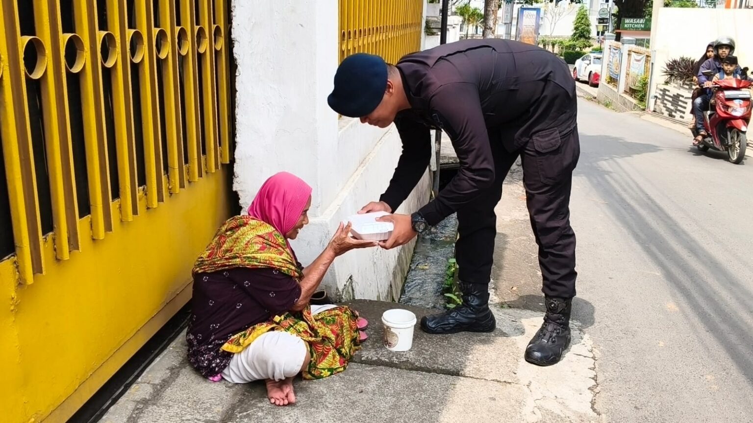 Brimob Jabar Tebar Kepedulian Lewat Program Jumat Berkah Untuk Warga Sekitar