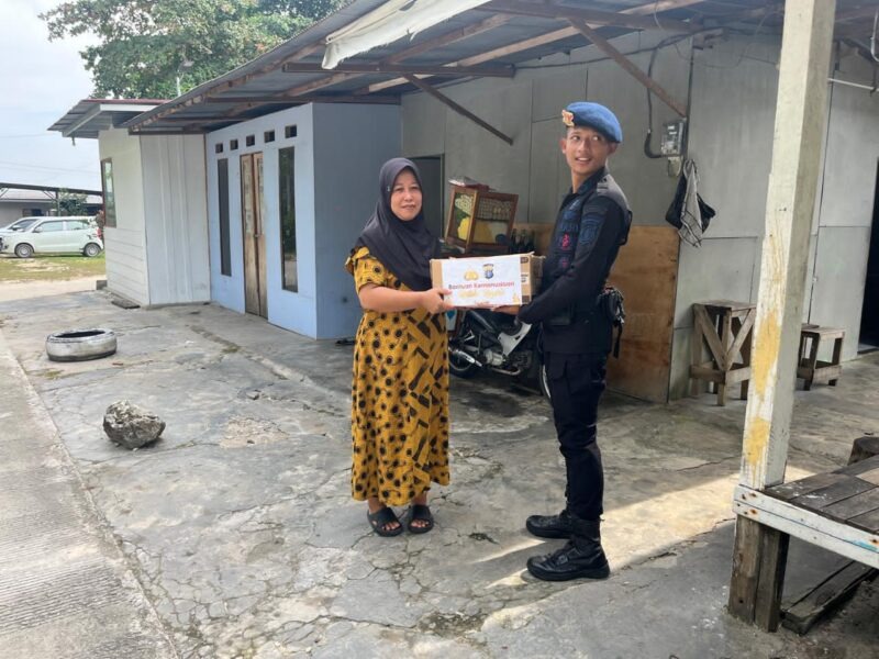 Jumat Berkah, Brimob Kaltim Keliling Balikpapan Bagikan Sembako untuk Warga Kurang Mampu