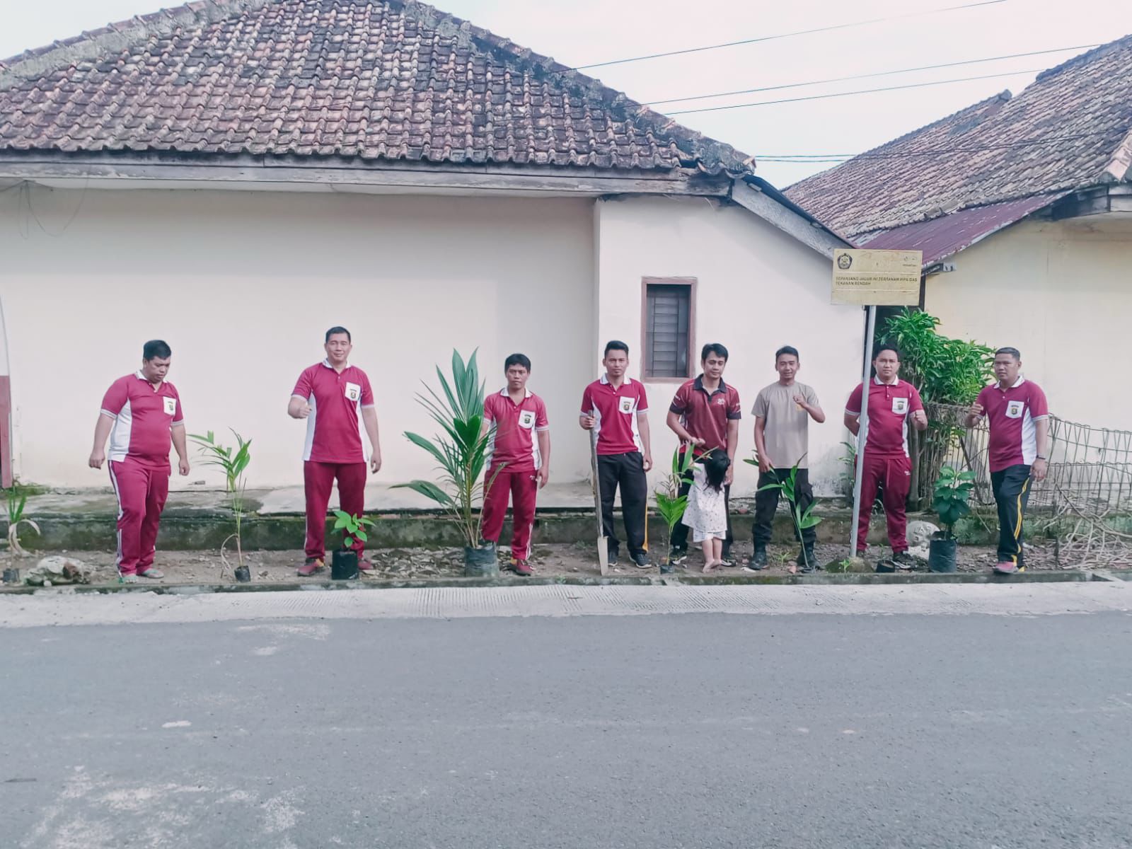 Polri Presisi Peduli Lingkungan, Polda Sumsel Tanam Bibit Pohon Produktif