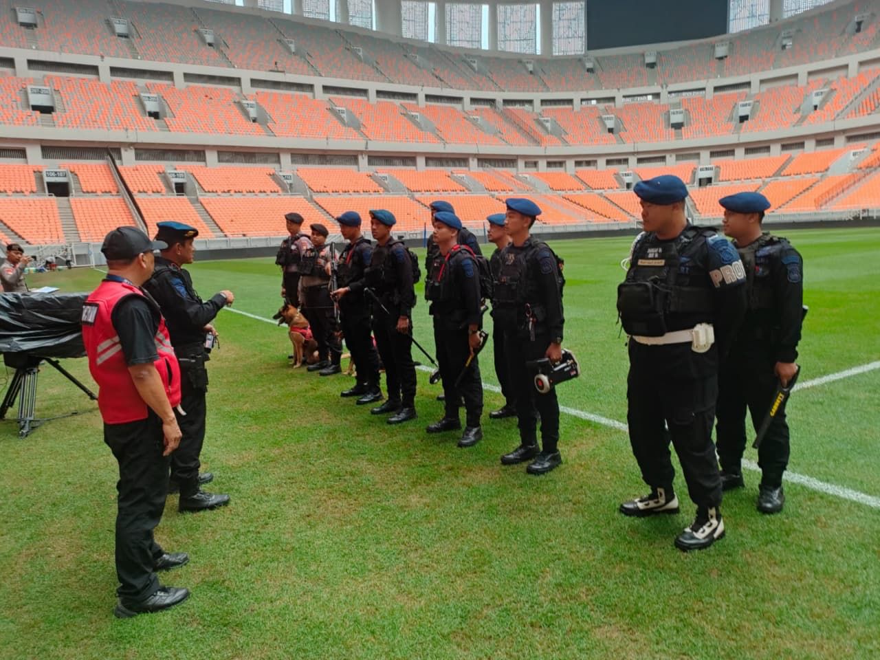 Brimob Polda Metro Sterilisasi Lokasi Pertandingan Persija vs Semen Padang