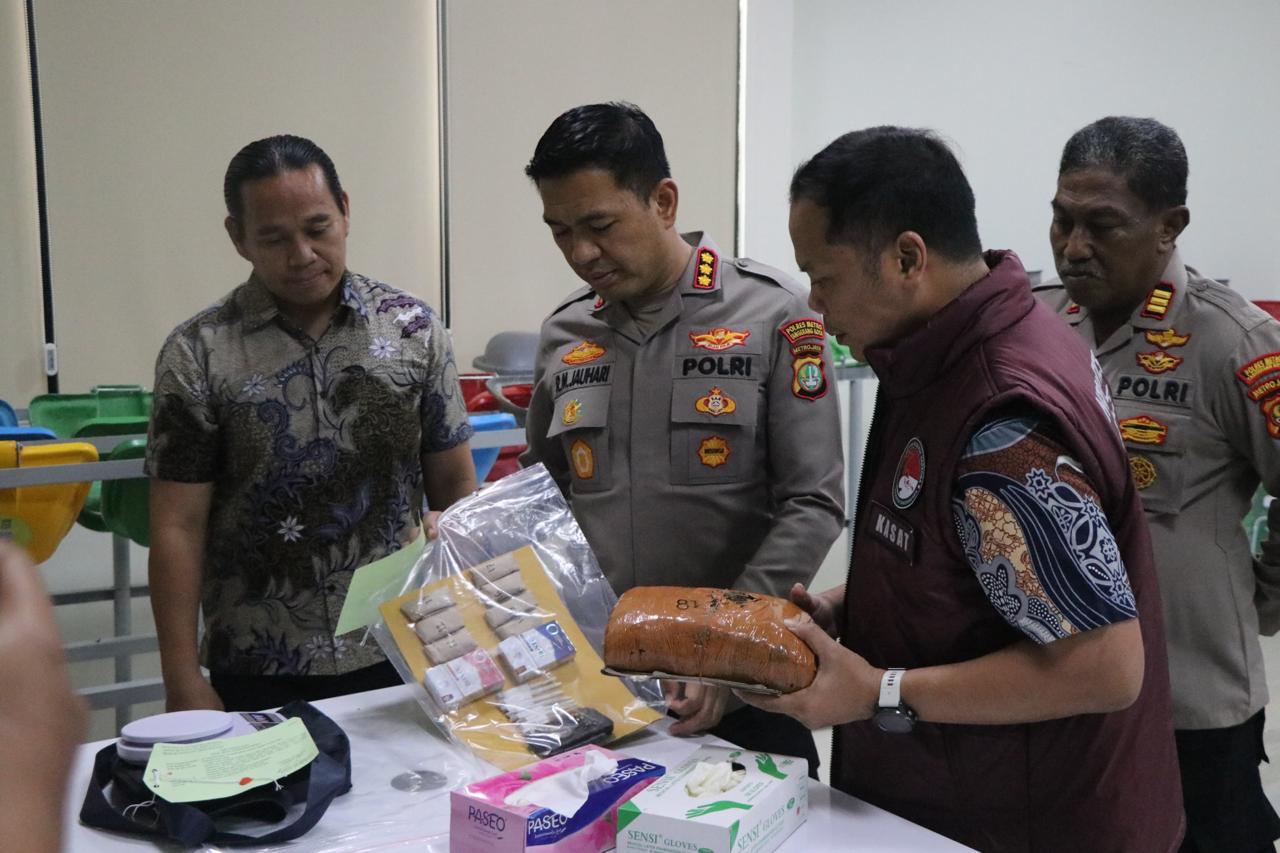 Razia, Polres Metro Tangerang Kota Bekuk Pengedar Ganja 1 Kilogram