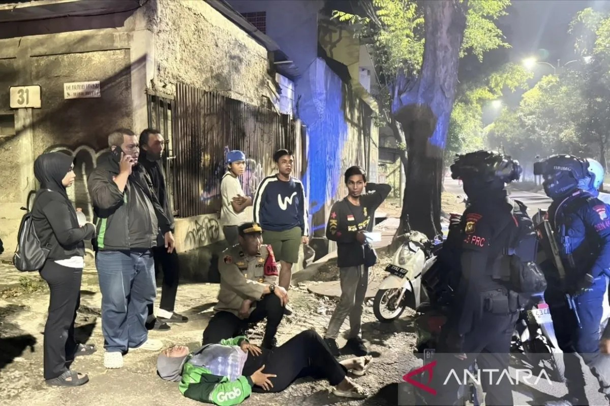 Brimob Polda Metro Jaya Evakuasi Ojol yang Kelelahan di Jaktim